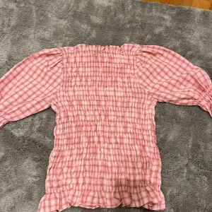 Säljer denna jätte fina rosa tröja som är i nyskick, aldrig använd, köparen står för frakten😊
