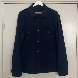 J.Lindeberg overshirt  - Tjock overshirt, 70%ull 30%polyester. Regular fit, toppskick, använd ett fåtal gånger…