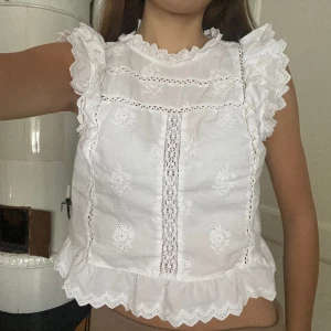 Spetstopp  - Broderad topp från & other stories i fint skick.