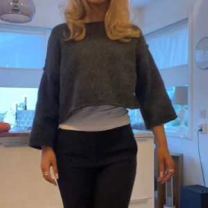 Tröja Zara - Så fin stickad tröja från zara. Nyligen köpt så i topp skick! Så fint att ha ett linne under💕💕💕