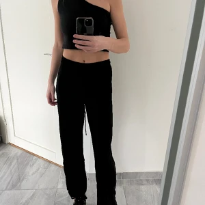 Svarta raka byxor - Jätte skönt tunt material. Långa i benen, jag är 177cm! 🩷 Använda ett fåtal ggr, från Zara!