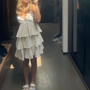 Blommig klänning - En jättefin blommig klänning ifrån Shein. Perfekt till midsommar🥰 Endast använd ett fåtal ggr. Vet tyvärr inte vilken storlek den är men den passar mig bra som är s/m. 