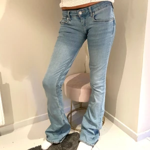Lågmidjade jeans  - As snygga lågmidjade bootcut jeans ifrån lager 157🧞‍♀️ jeansen är i storlek M men sitter perfekt på mig som vanligtvis har runt 26 i jeans i midjan! Dem är i jättebra skick och superfin ljus blå färg🦋 Modell: 166 ungefär💙 pris kan diskuteras!