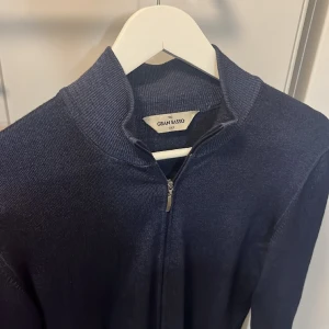 Gran sasso zip - Riktigt Fräsch tröjan. Sick 9,5/10 knappt använd. Hör av er om ni har frågor 🙌