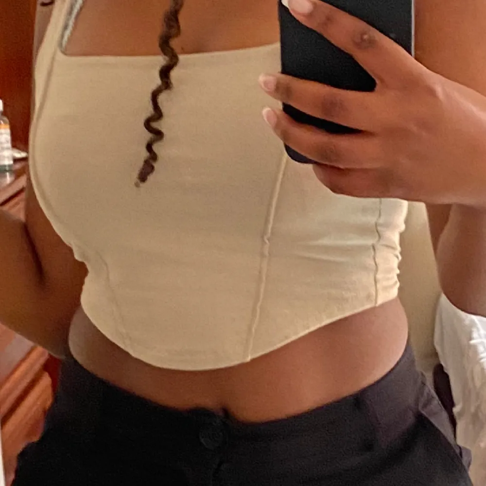 Beige corset top från Gina Tricot, har använt den ett fåtal gånger🤎. Toppar.