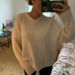 Stickad tröja - Stickad tröja från Filippa K, går att ha åt båda hållen, fin passform