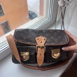 Jag säljer min älskade ”Hudson cloth handbag”. Den är vintage och köpt på Vestiaire för 14.000kr. Köpte den för ca 3 år sedan, men har inte använt den på 2 år då den bara står och dammar. Den är i bra skick! Skickar gärna fler bilder ❤️ 