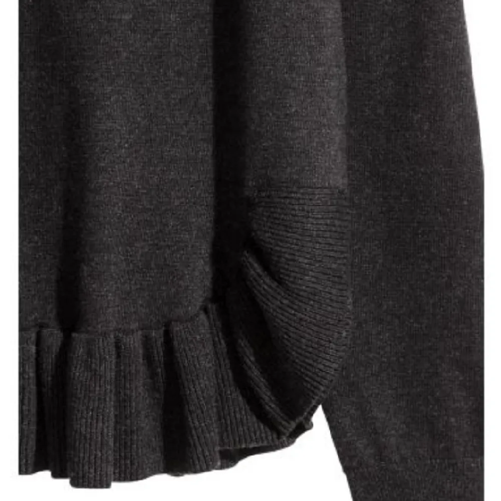 Fin stickad tröja med volanger   från H&M, lite nopprig men inget som jag tycker syns när man har på sig den, storlek M.. Stickat.