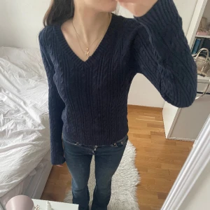 Stickad tröja  - Mysig stickad tröja från Hollister. Knappt använd och är i jättebra skick. Köpt i frankrike, nypris är ca 400kr 