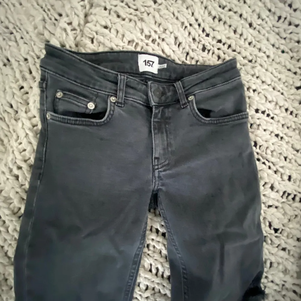 Jag säljer ett low waist bootcut jeans. Sälgs pågrund av att det var för korta. . Jeans & Byxor.