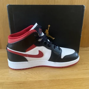 Jordan 1 mid gym red - Snygga och äkta jordans. Aldrig använda som är 10/10 skick. Säljer då de är för stora. Köpta i USA. Pris kan diskuteras.
