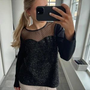 Ida Sjöstedt topp - Säljer nu denna sjukt snygga Ida Sjöstedt toppen/tröjan. Strl L, men sitter som en XS/S. 💕💕 Perfekt till middagar osv! Pris kan diskuteras