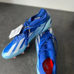 Fotbollsskor EU/44, adidas X Crazyfast .1 FG - Helt nya fotbollskor, aldrig använda pga jag har många andra par.  Storlek 44, helt nya och box ingår.  Nypris 3099, jag säljer dom för 1699.