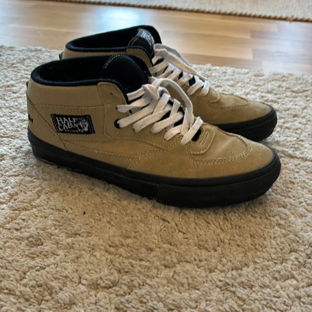 Vans Halfcab använda några gånger men hela och rena, skriv om du har frågor!. Skor.