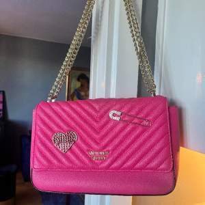 Väska från Victoria secret i en jättefin rosa färg.  Nyskick, säljer pga inte kommer till användning 