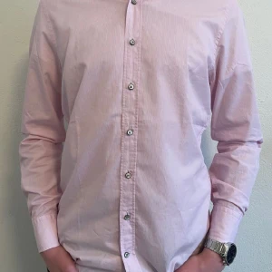 Stenströms Skjorta - Randig Rosa - Schtekig randig rosa skjorta från det lyxiga märket Stenströms. Skjortan är i skicket 9/10. Storlek M. Priset kan diskuteras vid snabb affär. Hör av dig vid minsta fundering🍾