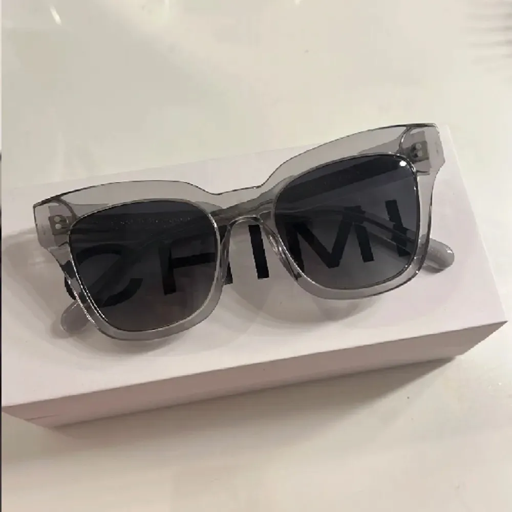 Säljer mina Chimi solglasögon då de inte kommer till användning längre, modellen 07 grey. Övrigt.