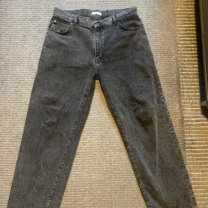 Woodbird Jeans - Storlek 32/30  Använda ett fåtal gånger då dem är alldeles för stora för mig Pris kan diskuteras i dm
