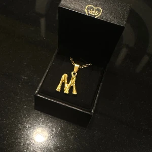 Bamboo letter necklace - Jättysnygg Maria nilsdotter inspirers bokstavshalsbamd ✨Även E och A i guld finns i lager