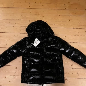 Vinter jacka  - HELT ny , står att den är i storlek M men är som en S  Liknar andra märkes jackor Du får med dustbag och alla tags 