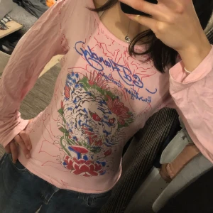 Edhardy tröja  - Snygg edhardy rosa tröja med massa coola detaljer och rhinestones. Säljer tyvärr eftersom jag är i behov av pengar. Den är köpt secondhand men som nyskick förutom att den har en liten fläck vid armen som möjligtvis går bort i tvätten (se bild 2).💗