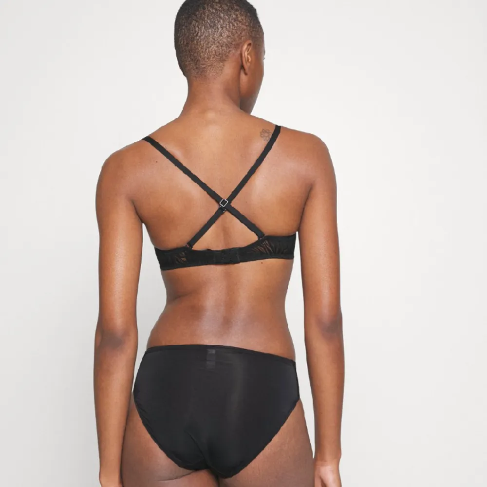 Calvin Klein bh, helt oanvänd! Storlek 70E UNLINED DEMI-bygel bh. Går att ha banden som vanligt bak eller som ett X. . Muu.
