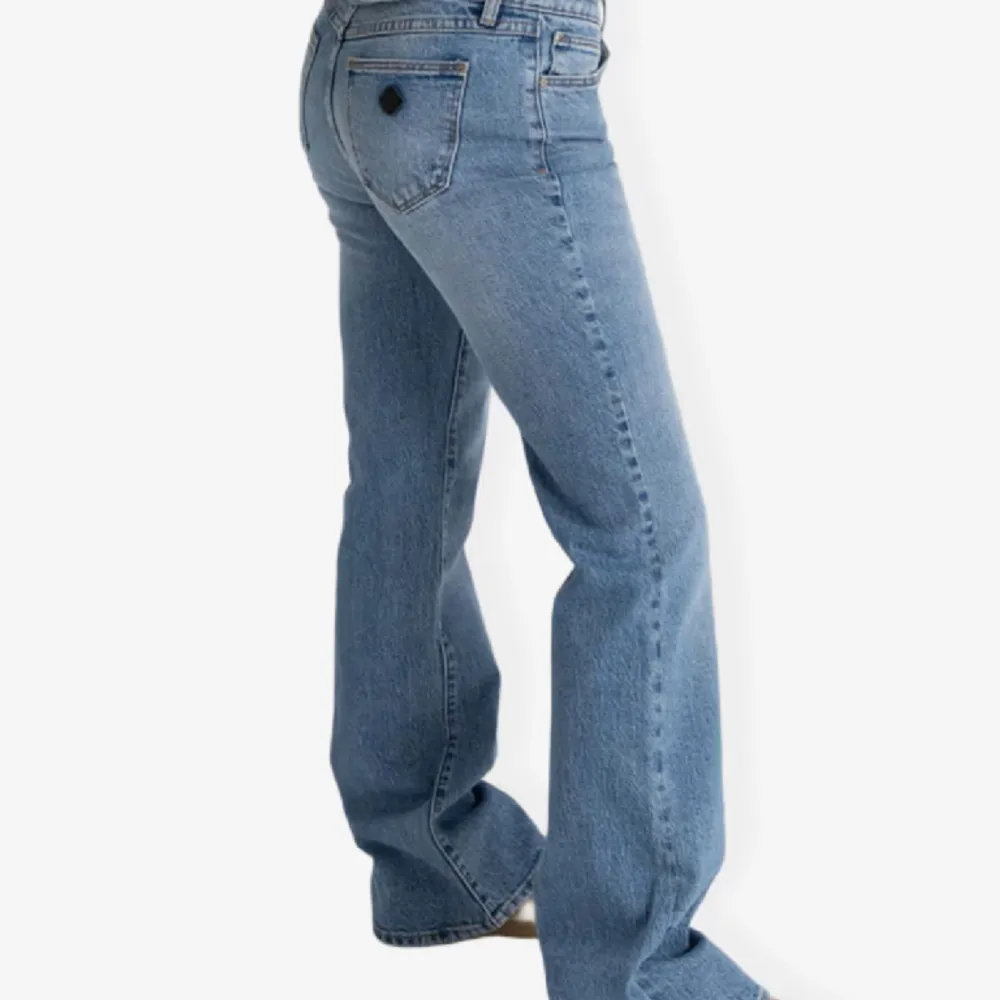 Jeansen är i väldigt bra skick! Köpte fel storlek.. därför säljer jag dom nu  Köpt för 999kr på Åhléns . Jeans & Byxor.