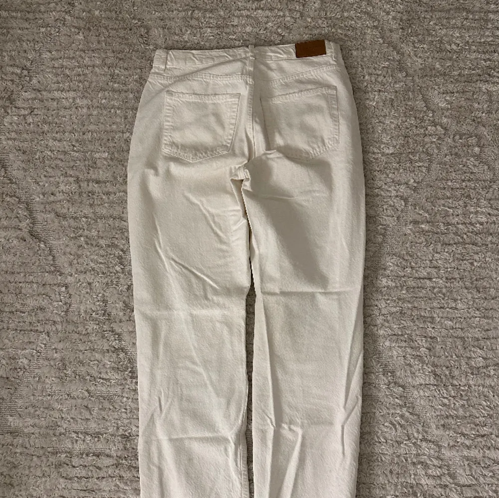 Vita jeans från Gina Tricot. Storlek 40. Jeans & Byxor.