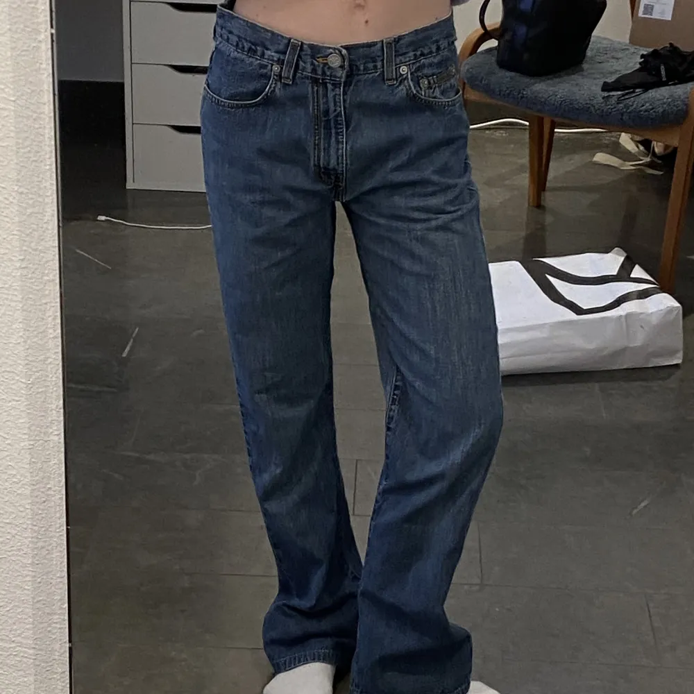 säljer dessa snygga midwaist jeans som jag köpte second hand. det var ett hål i dem, på tredje bilden ser man att jag har sytt ihop det🤍det står strl 9 på lappen, men jag skulle nog säga att det är 27/32 om jag får gissa. skriv privat för bilder o frågor!. Jeans & Byxor.