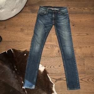 Nudie ”SKINNY LIN” Jeans  ⚫️Vårt pris: 599  ⚫️Nytt pris: 1600 ⚫️Storlek: W28 L32 ⚫️Skick: 9/10, sparsamt använda ⚫️Material: 98% bomull 2% elastan  Intresserad eller frågor? Ses i DM✅