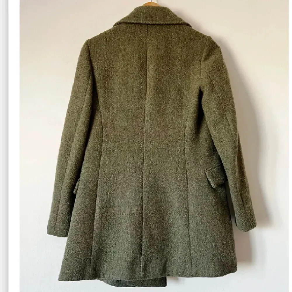 Grön kappa i ullmix från ZARA, använd ett fåtal gånger så i bra skick. Storlek XS. Köpt för 899kr. Använd gärna KÖP NU om du vill köpa.. Jackor.