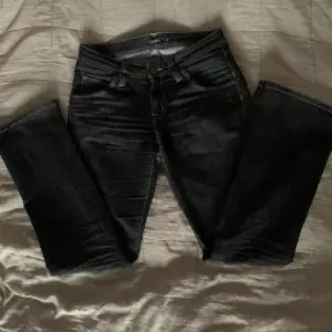 Säljer ett par jättefina svarta lågmidjade bootcut jeans då de inte kommer till användning längre. Midjemåttet tvärs över är 37 cm, jag är 171 cm och de passar i längden💞