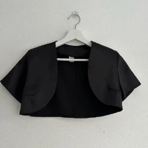 Bolero  - Säljer nu min svarta bolero i satin material. As snygg men kommer ej till användning!💕(bilden är lånad men den ser exakt likadan ut) Fraktar bara❤️