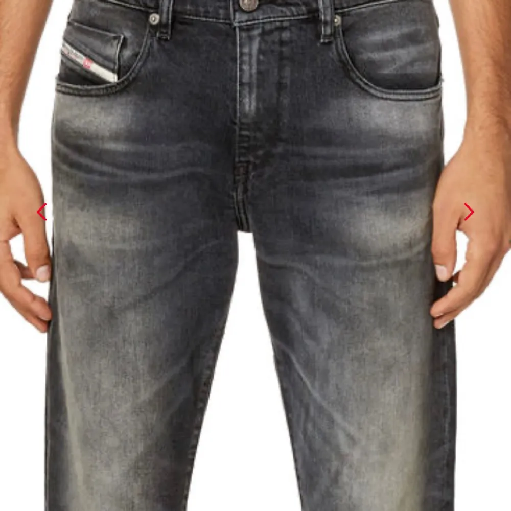 Helt nya Diesel-jeans (2019 D-strukt grå/svarta) säljes pga köpte fel storlek. Aldrig använda men med lapparna bortklippta. Nypris i Diesels webbshop 2400 kr.. Jeans & Byxor.
