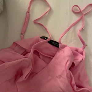 Rosa klänning zara  - Super fin klänning, medellång lång med slitts. Den är skrynklig på bilderna! Kom privat för bilder på, inga defekter 