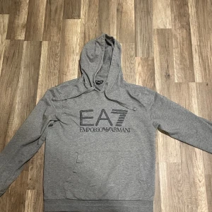 Emporio Armani Tröja - Storlek M passar S Bra skick, inga hål, fläckar eller sprucken text.