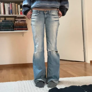 Lågmidjade utsvängda jeans - Super snygga lågmidjade Jeans med hål på knäna, om du vill köpa tryck köp nu! Här är alla mått💗midjemått 79, innerbenslängd 80/81