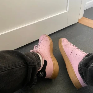 Adidas stan Smith  - Riktigt snygga och unika stan Smith! Säljer pågrund att dem är för små för mig. Var inte rädd för att ställa frågor! 