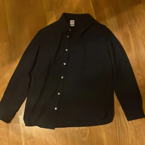Mörkblå skjorta - Mörkblå hm skjorta storlek M. Bra skick. Säljer det för det blivit för lite.