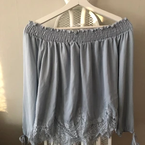 Off shoulder  - Fin tunn sommar blus, knappt använd. 