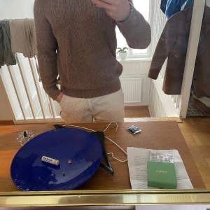 Brun Polo sweatshirt från H&M i storlek M. Är i perfekt skick. 55% akryl och 45% bomull.