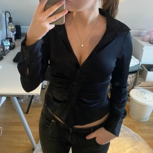 Zara topp  - Jättefin topp prefekt till både vardag och fest. Använd max 2-3 gånger säljer då den inte kommer till användning❤️