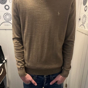 Ralph lauren pullover - Säljer min riktigt sköna Ralph Lauren pullover i storlek S men sitter som storlek M. Toppskick! Använd 2-3 gånger. Modell på bilden är 184! Kom dm för frågor eller funderingar! 