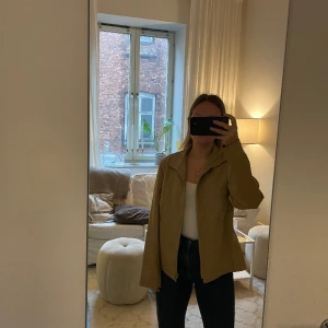 Beige skinnjacka - Beige skinnjacka! Sitter så snyggt! Går att knäppa med dragkedja eller ha öppen🤍  Kolla gärna mina andra annonser, ger gärna paketpris och samfraktar💗