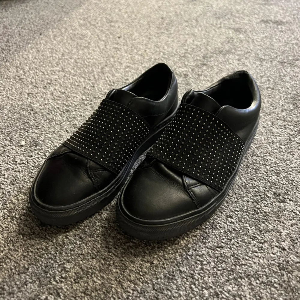 Svarta skor i bra skick som inte kommer till användning . Skor.