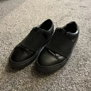 Svarta skor i bra skick som inte kommer till användning 