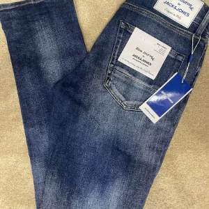Hej! Säljer ett par skjut feta Jack & Jones premium jeans som är helt nya!  W30 L32  Tveka inte på att höra av dig vid frågor eller funderingar!