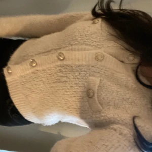 KOFTA h&m - En super snygg boucle kofta från h&m, knappt använd av mig tyvärr❤️