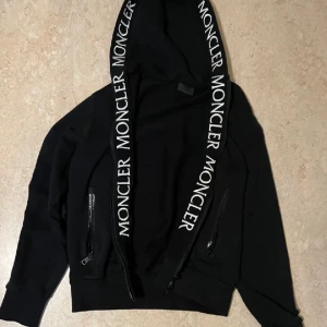 Moncler zip - En svart moncler zip som funkar till allt. Tar byte