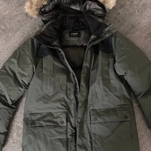 Everest Jacka  - Säljer denna nästan helt oanvända jackan, som är supersnygg och har väldigt bra skikt! Köpt för ca 1000kr. Den kommer inte till användning.